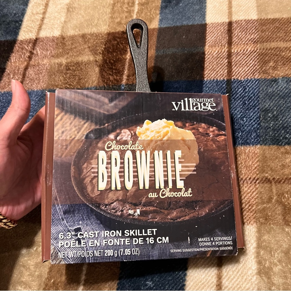 NIB Gourmet Village Chocolate Brownie Cast Iron Skillet - 6.3" size
